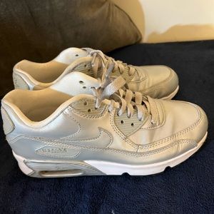 Nike Airmax 90 sneakers
Kids size 5 but fits like women’s 6.5